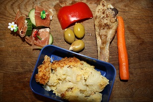 Seranoskinke med agurk, rød peber, oliven m mandler, kylling, rå gulerod, blomkålsgratin