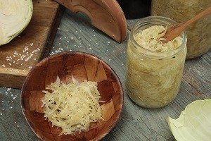 Sauerkraut fremstillet i en Gärtopf. Én af stenene i baggrunden.